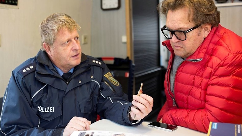 Norbert Meyer informiert sich bei Polizeihauptkommissar Detlef Kaminsky zum Thema Einbruchsschutz. Der Polizist war vor Kurzem mit seinem Beratungsmobil in Freital.