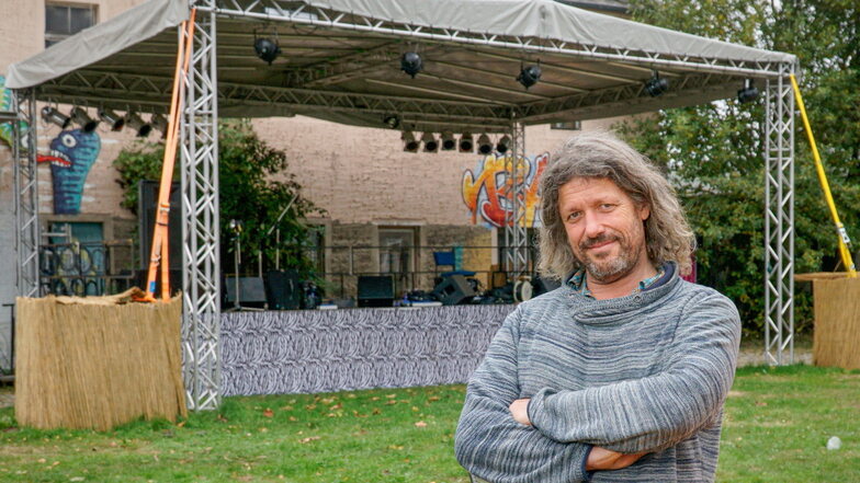 Heiko Düring betreibt in Bischofswerda den Eastclub. Für Open-Air-Veranstaltungen hat er jetzt eine neue Bühne besorgt.