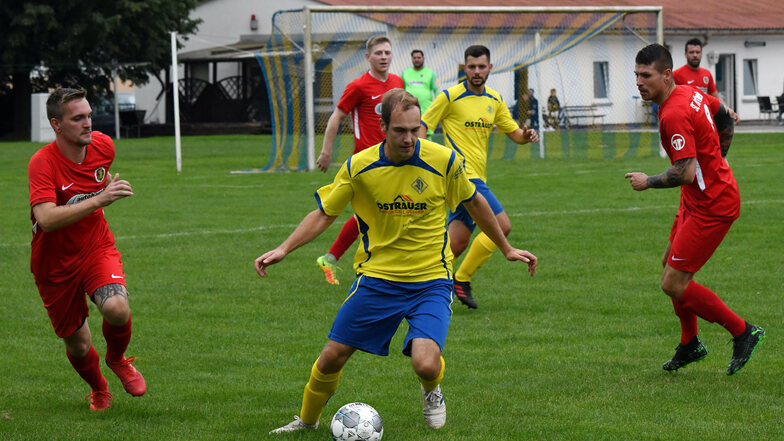Die Fußballer des SV Ostrau siegten gegen den SC Partheland klar mit 5:0. In dieser Szene beschäftigt Ostraus Lukas Bauer (m.) gleich zwei gegnerische Spieler.