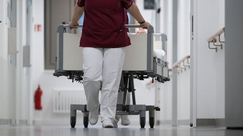 Patienten von Krankenhäusern reagieren meist empfindlicher auf Hitze als Gesunde. Deshalb müssen die Kliniken vorsorgen, damit sich die OP-Säle und Zimmer nicht aufheizen.