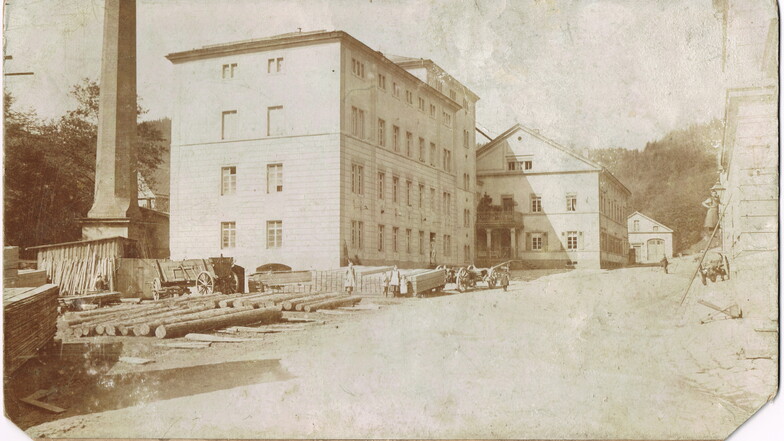 Betriebshof der Zeibigmühle, aufgenommen um 1890: Im Bild links die Mühle und dahinter anschließend das Herrenhaus. Ganz rechts ragt der Gasthof ins Motiv. Heute teilt die Bielatalstraße das Areal.