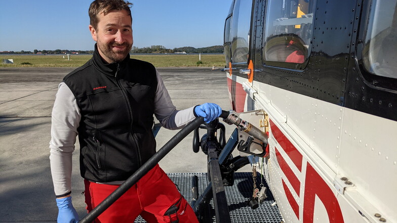 Höchste Zeit für neuen Treibstoff: Pilot Pascal Roth befüllt seine Maschine an der zum Stützpunkt gehörenden Zapfstelle.