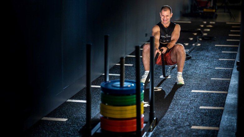 Jens Nordmeier trainiert in Dresden für den Fitnesssport Hyrox. Den Schlitten mit Gewichten zu ziehen, ist nur eine von vielen Aufgaben.