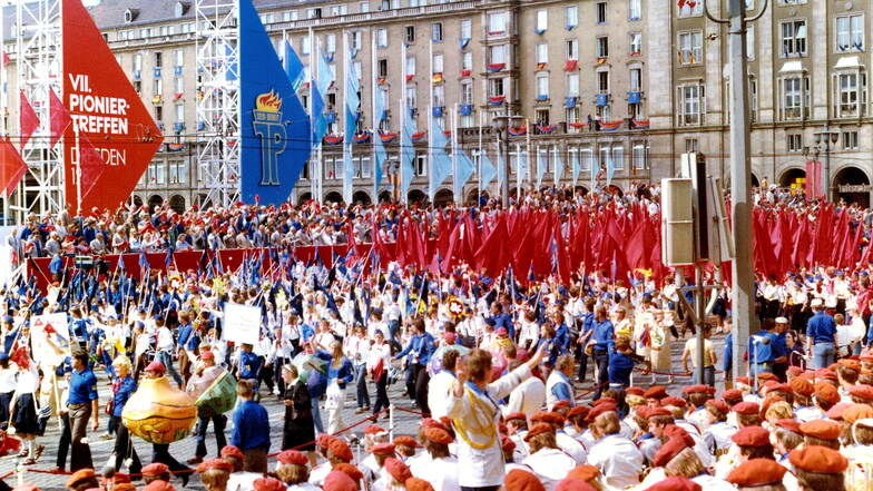 Die DDR-Arbeitsgesellschaft war durchorganisiert wie hier beim Pioniertreffen in Dresden 1982 und umfasste Kultur, Sport, Freizeit, Urlaub. Als sie zusammenbrach, verloren viele auch ihre sozialen Haltepunkte. Diese Erfahrungen sind bis heute wirksam.