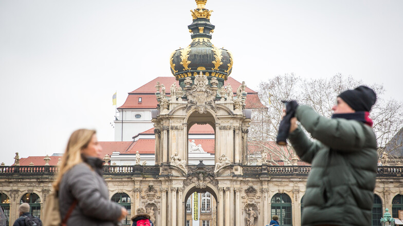 Touristen schießen im Dresdner Zwinger Erinnerungsfotos.