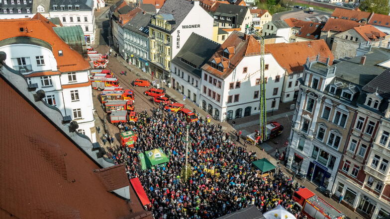 Großes Feuerwehraufgebot auf dem Döbelner Obermarkt am 2. Mai. Insgesamt zeigten 1882 Bürger ihre Verbundenheit mit den Kameraden.