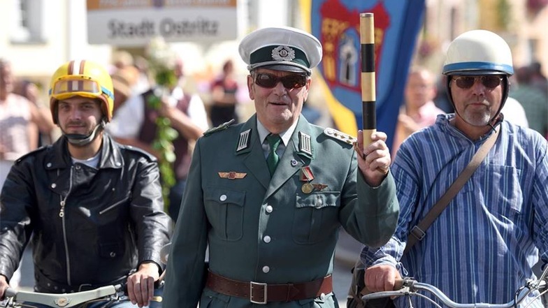 Eberhard Münch war in der DDR als Verkehrspolizist unterwegs. Hier zeigt er seine alte Unform.