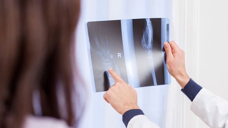 Was zeigt das Röntgenbild? Auch ein falscher Befund kann Ursache für einen Behandlungsfehler sein.