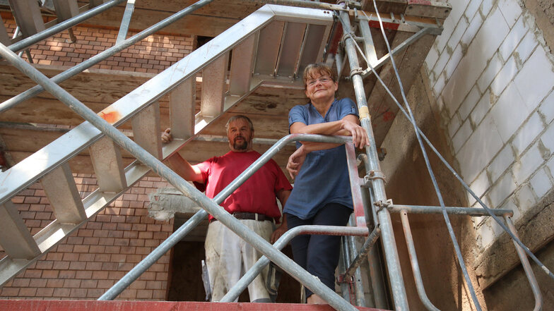 Die kommissarische Schulleiterin Heike Brüssau und Polier Uwe Härtel von der Firma Haba Bau stehen auf dem Gerüst. An dieser Stelle soll der Aufzug entstehen. Im Hintergrund ist einer der Durchbrüche für die Aufzugtür zu sehen.