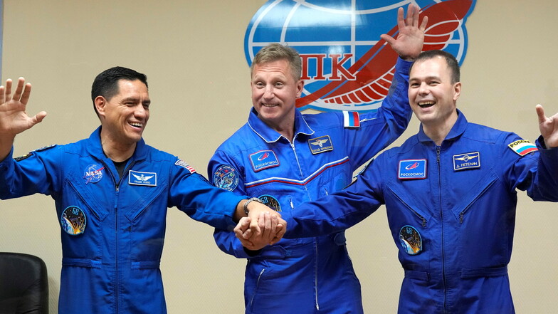 Die Mitglieder der Hauptbesatzung der Internationalen Raumstation (ISS) NASA-Astronaut Frank Rubio (l-r) und die Roscosmos-Kosmonauten Sergej Prokopjew und Dmitri Petelin.