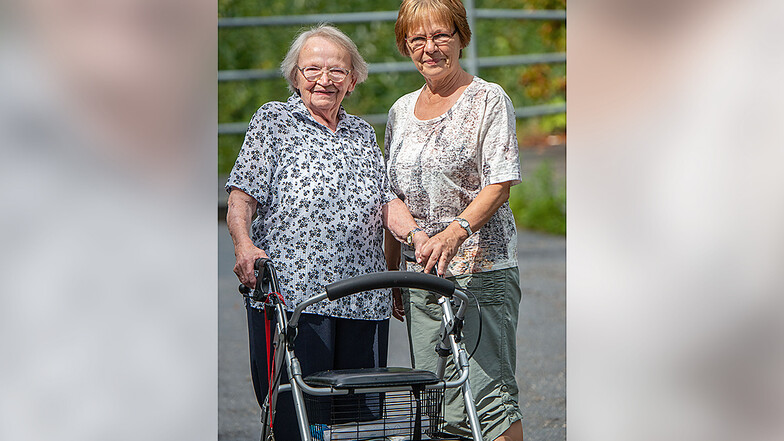 Brigitte Otto und ihre Mutter Klara Kristof vor dem Senterra Pflegezentrum in Chemnitz.