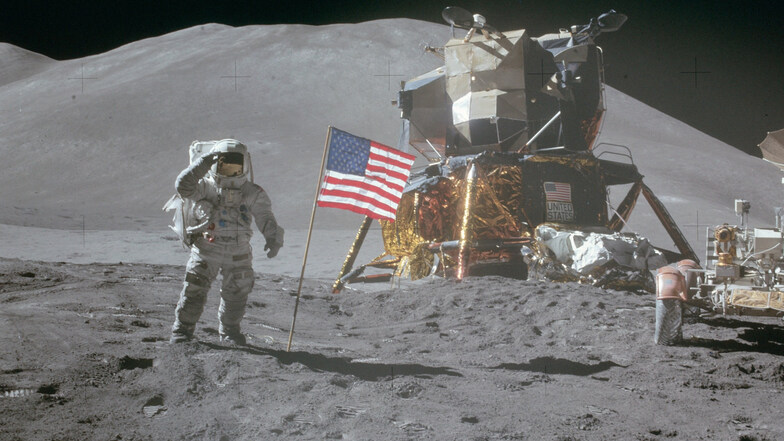 US-Astronaut James B. Irwin steht salutierend neben der in den Boden des Mondes gerammte US-Flagge. Rechts die Mondfähre "Falcon", aufgenommen am 2. August 1971. Zuletzt waren im Jahr 1972 US-Astronauten der "Apollo 17"-Mission auf dem Mond gelandet.