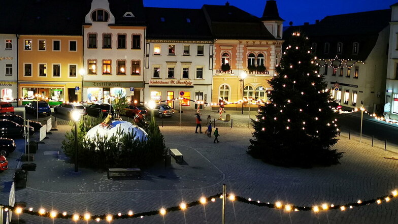 Der Radeburger Markt und die angrenzenden Straßen sind weihnachtlich geschmückt. Die dortigen Geschäfte haben am 12. Dezember noch einmal länger geöffnet.