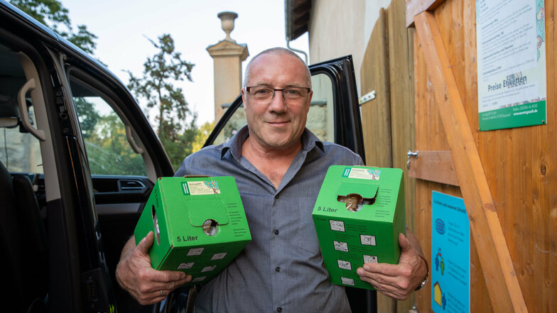 Ein Fan des Slow Food: Gasthofbesitzer Lutz Peschel verstaut frisch gepressten Sonntagssaft in seinem Kleinbus. Um genügend Rohstoff zu haben, hat er über fünfzig alte Obstsorten neu gepflanzt.