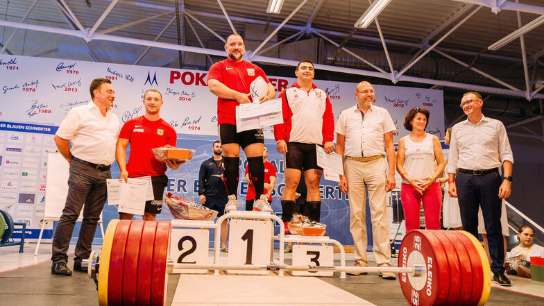 Sieger Jiri Orsag aus Tschechien freut sich auch über den Porzellan-Pokal.