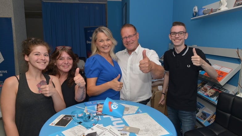 Freude bei der AfD über den Wahlsieg. Lars Kuppi (2. v. r.) gewinnt das Direktmandat und feiert mit Nancy Geisler, Manuela Schmidt, seiner Lebenspartnerin Soja Ort und Tim Pöhlmann.