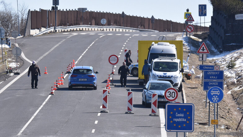 Polizei und Militär überwachen die Grenze auf tschechischer Seite wie hier zwischen Zinnwald und Cinovec.