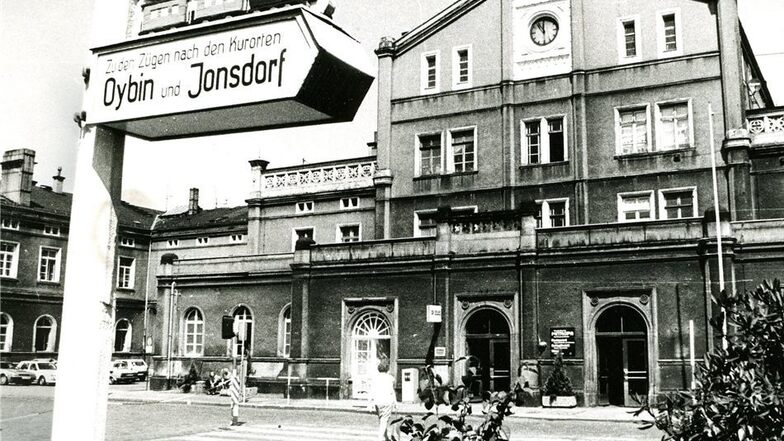 Vom Bahnhof Zittau aus (links) startete am 26. Juni 1977 der Ferienschnellzug Zittau–Stralsund. Er sollte nie dort ankommen. Durch eine falsche Weichenstellung stieß er bei Lebus mit einem Güterzug zusammen.