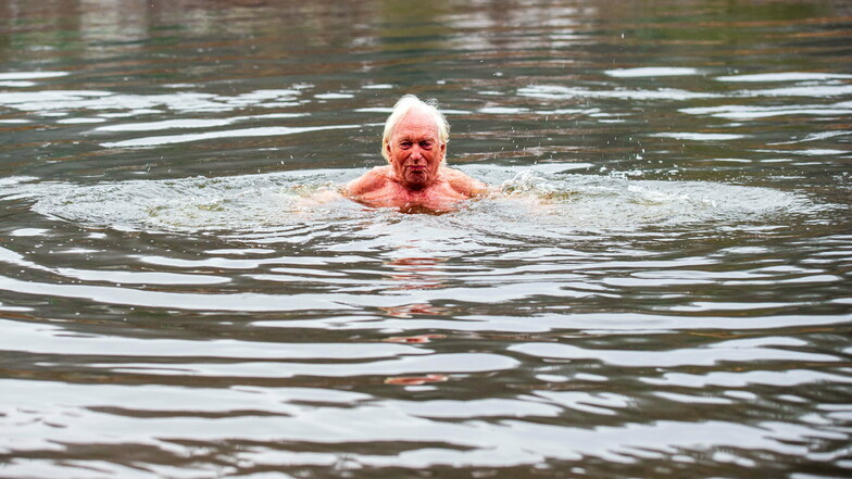 Albert Jäger aus Pirna geht jeden Tag zum schwimmen in die Elbe.