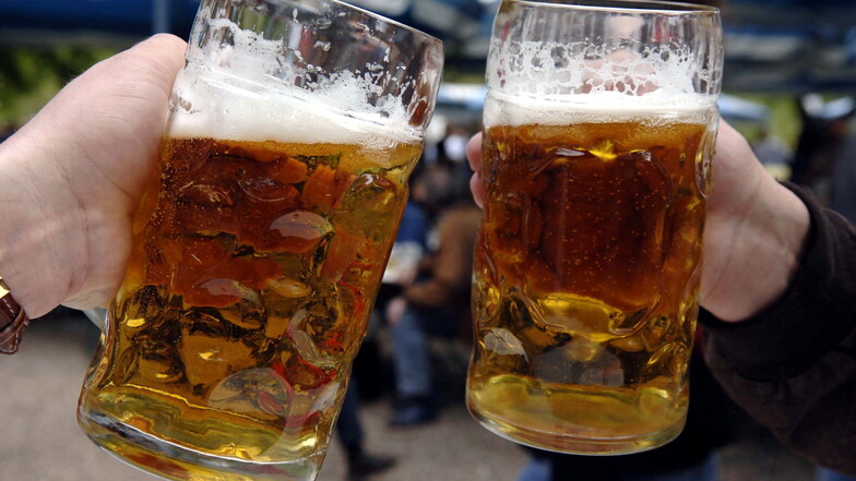 Sieben Monate mussten die Dresdner auf ein frisches Bier vom Fass warten. Jetzt aber ist Vorsicht geboten.