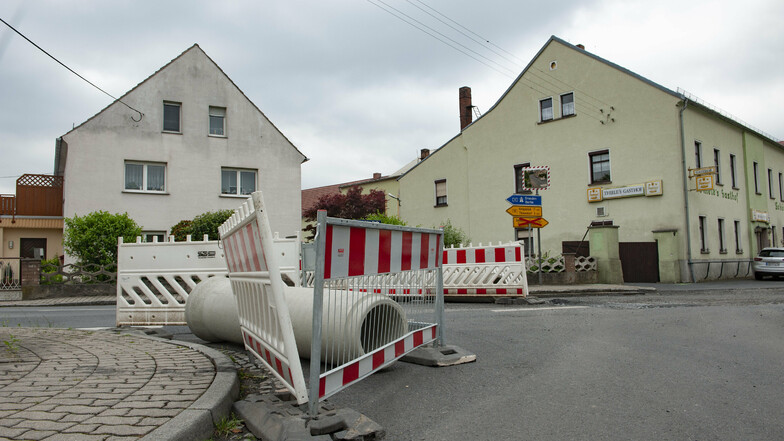 Sieben Monate war die Bundesstraße in Schönfeld gesperrt. Am Freitagnachmittag wird sie wieder freigegeben.