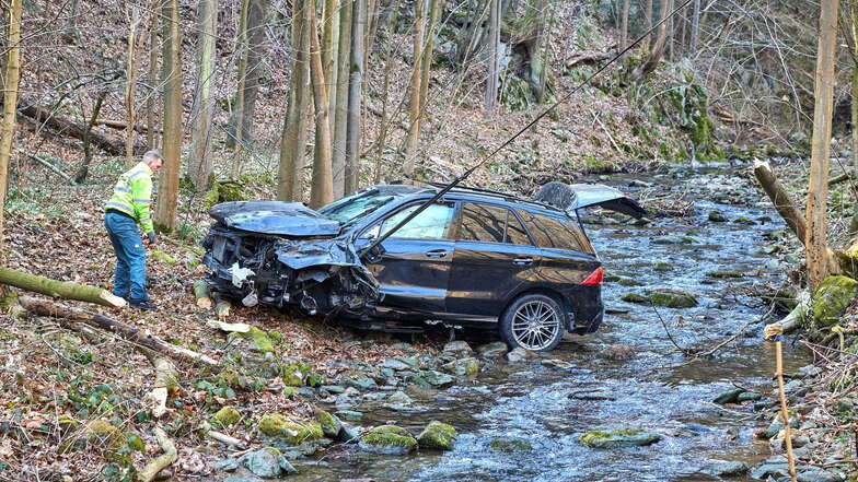 Der demolierte Mercedes-Benz-SUV im Flussbett der Weißeritz. Schaden: 20.000 Euro.