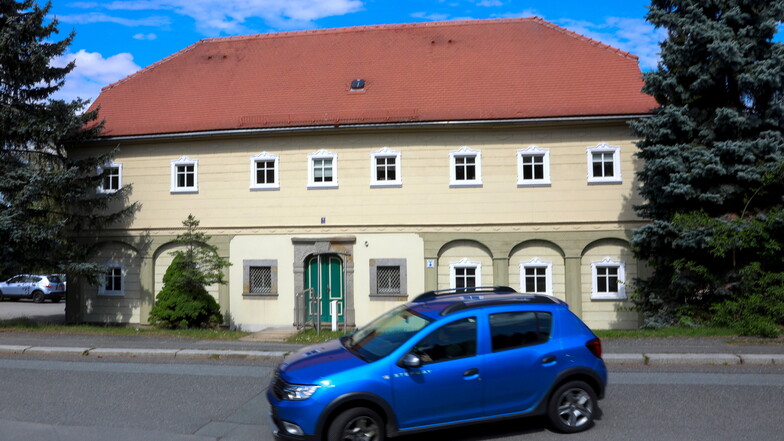 Steht ebenfalls zur Versteigerung: Das Ärztehaus an der Fröbelstraße.