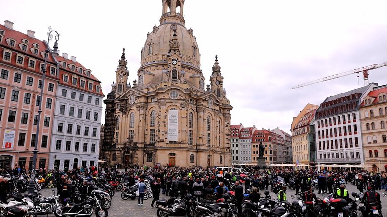 Rund 200 Motorradfahrer demonstrierten laut der Polizei auf dem Neumarkt.