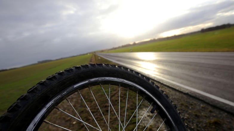 Wird es hier an der S159 zwischen Arnsdorf und Wallroda demnächst einen Radweg geben?