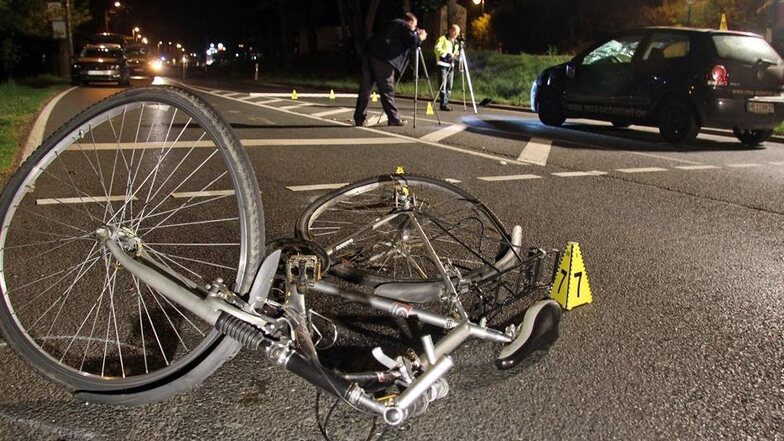 Ein Fahrradfahrer wurde von einem in Richtung Klipphausen fahrenden VW Polo erfasst.