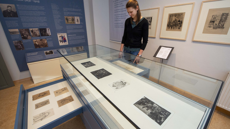 Archiv- und Museumsmitarbeiterin Magdalena Steinborn an der neuen Grafikvitrine, in der jetzt Originale Heinrich Zilles präsentiert werden.