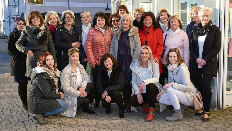 Die gemeinsame Busfahrt nach Dresden anlässlich zum 60. Geburtstag ihrer Genossenschaft „Sibylle“ vereint die Mitarbeiterinnen zu einem Gruppenfoto vor dem Hauptgeschäft am Zinzendorfplatz. Mit dabei auch Geschäftsführerin Liane Söhndel (Mitte hockend).