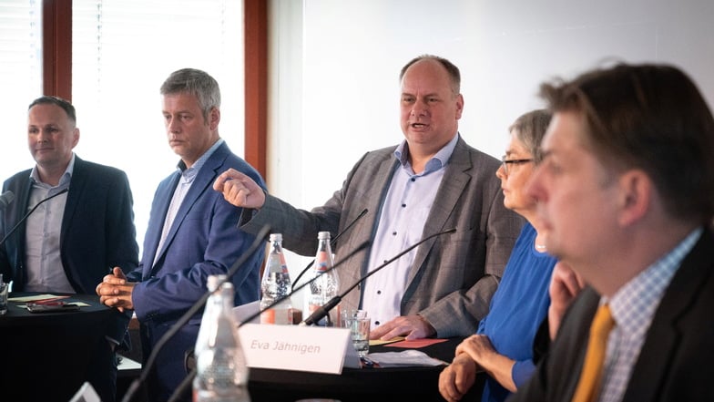 Die Dresdner OB-Kandidaten Maximilian Krah (AfD), Eva Jähnigen (Grüne), Amtsinhaber Dirk Hilbert (FDP), Albrecht Pallas (SPD) und André Schollbach (Linke, v.r.) haben am Montagabend debattiert.
