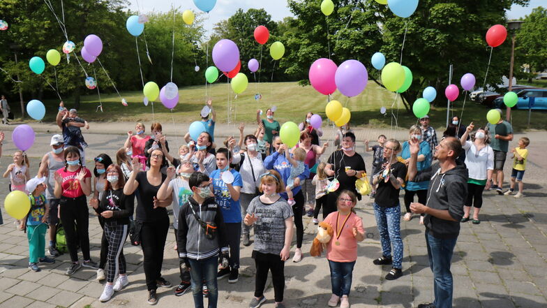 Der Kinderschutzbund hatte in Riesa zum Eisessen eingeladen - und anschließend Ballons aufsteigen lassen.