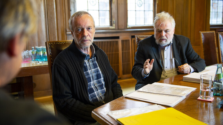 Utz Rachowski (links) und Lutz Rathenow, Landesbeauftragter für Stasi-Unterlagen, beraten einen Betroffenen.