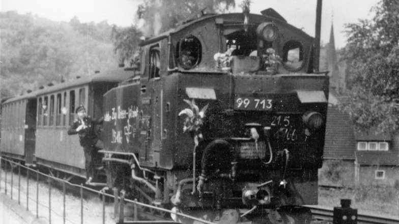 Die Lok Nummer 99 713 fährt am 21. Mai 1966 mit dem letzten Reisezug nach Wilsdruff in den Bahnhof Meißen Jaspisstraße ein. Anschließend wurde die Linie eingestellt.