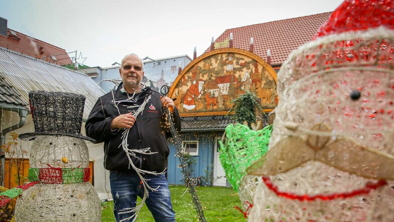 Seit vielen Jahren schmückt Fernando Kuhnt aus Kamenz Haus und Hof mit allerlei Weihnachtsdeko. Das lässt er sich auch durch die Energiekrise nicht nehmen. Aktuell leuchten über 100.000 LED-Lichter auf dem Areal an der Töpferstraße.