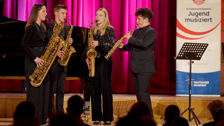 Nora Heinz, Erwin Hennig, Isabell Seibt und Lennart Stange (von links) beim Preisträgerkonzert in Zwickau.