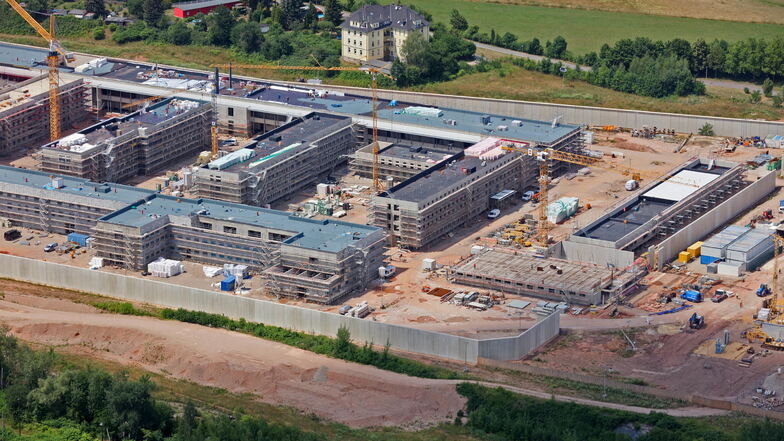 Blick auf den Neubau der JVA Zwickau-Marienthal im Juli 2022. Am Freitag ist Richtfest gefeiert worden.