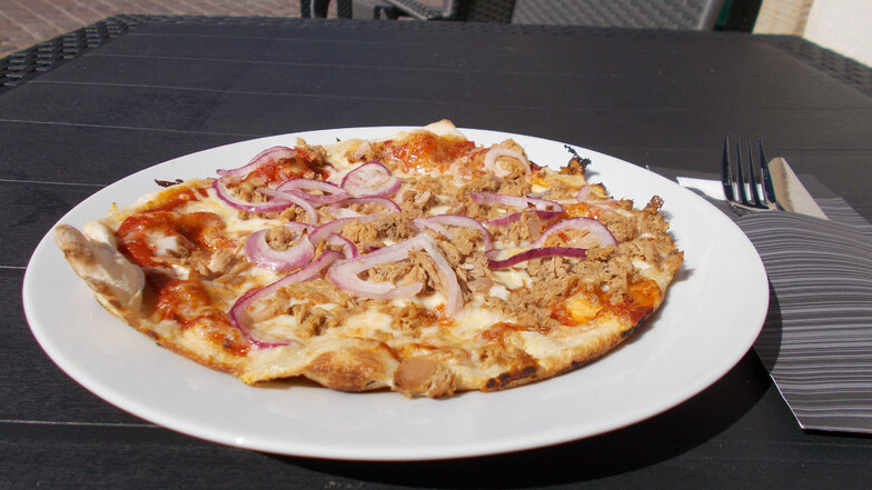 Fast wie beim Italiener: Pizza Tonno in Ivie' s Restaurant Pirna.
