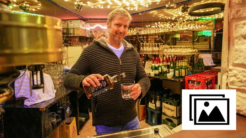 Steffen Näther hat die Bar vom Oldiekeller bereits mit Getränken bestückt.