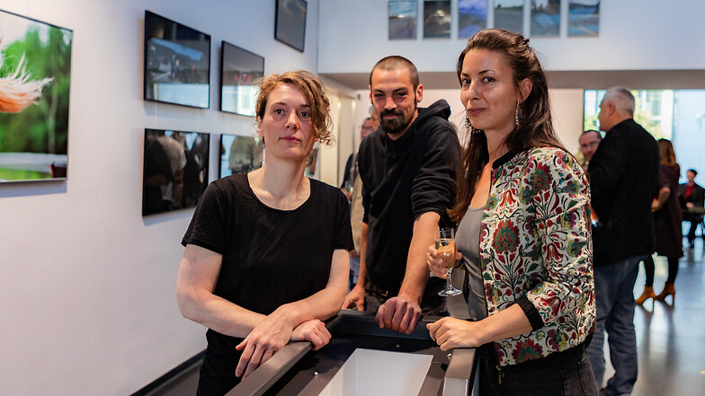 Claudia Neubert, Lars Bösch und
Lena Maria Loose
(von links nach rechts) zeigen im Bürgerzentrum
dokumentarische
Foto-Reihen vom Abschluss ihrer Ausbildung.