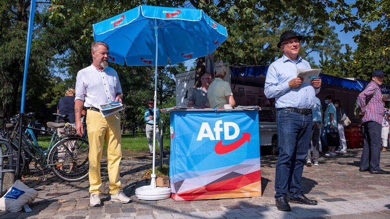 Andreas Harlaß (l.) und Jurist Jens Maier beim AfD-Wahlkampf auf dem Dresdner Lingnermarkt.