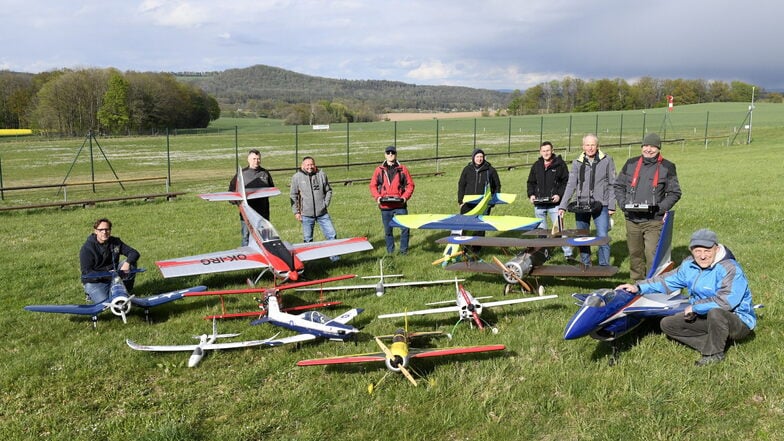 Die Modellflieger aus Reinholdshain zeigen eine kleine Auswahl an Flugzeugen, die an den beiden Flugtagen am Himmel zu sehen sein werden.