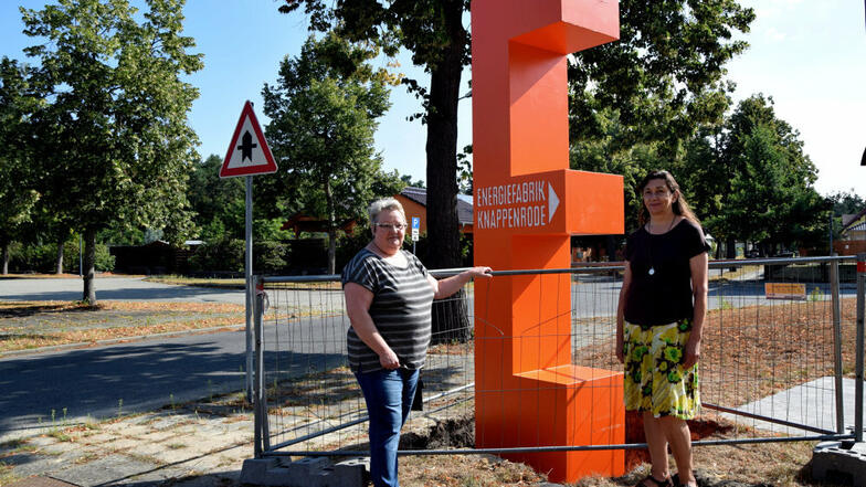 Ulrike Neumann, Ortsvorsteherin, und Heike Krupka (v. l.) von der Stadtplanung Hoyerswerda freuen sich über das entstehende Besucherleitsystem.