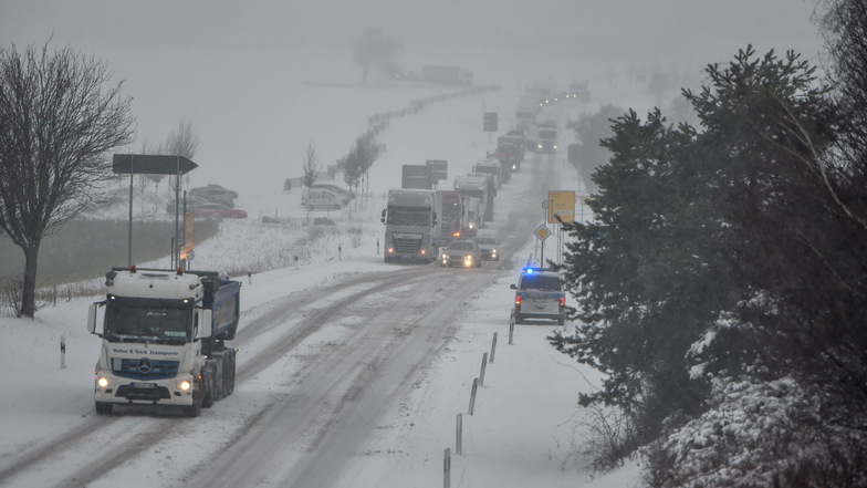 Zahlreichen Fahrzeuge wurde die schneeglatte Fahrbahn zum Verhängnis.