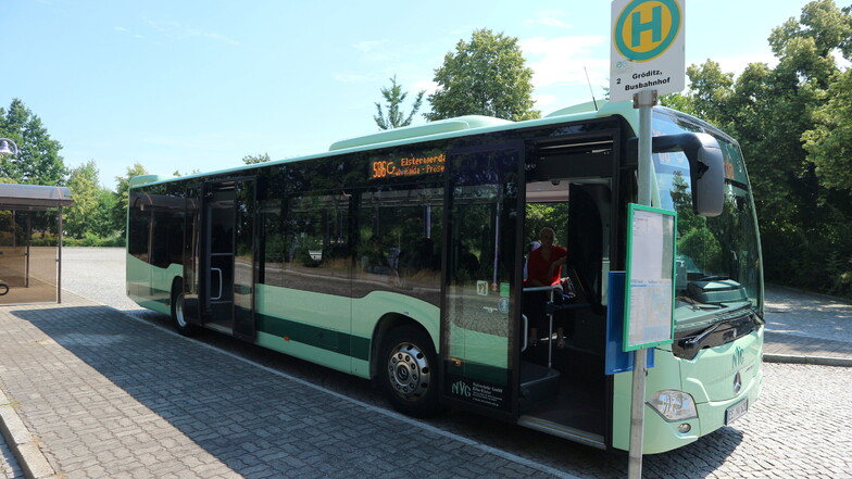 Der Bus 586 steht am Gröditzer Busbahnhof abfahrbereit Richtung Elsterwerda. Noch fährt er eher sporadisch, bald aber regelmäßig.