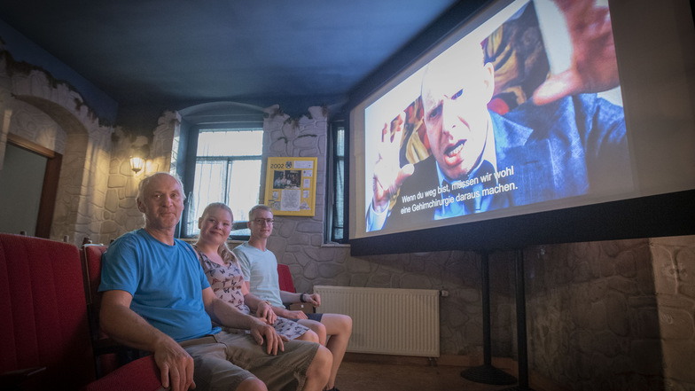 Die Radeberger Kinofreunde Rolf Daehne (l.), Nadine Kutter und Sebastian Hanke sitzen schon mal Probe auf den künftigen Sesseln in der Radeberger Kinobar.