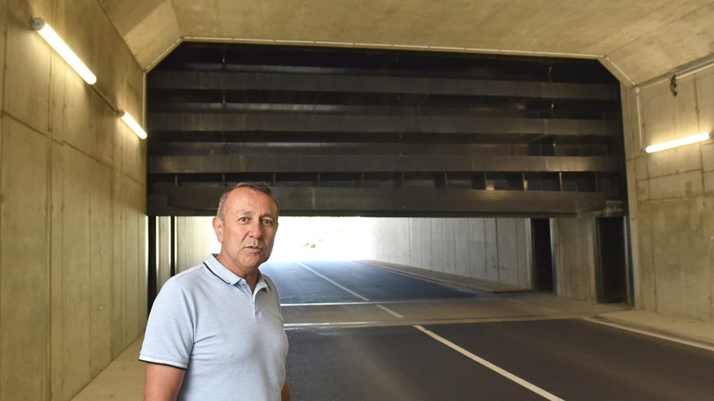 Ahsan Amani, Betriebsteilleiter Stauanlagen bei der LTV, verfolgt das Schließen der Fluttore im Damm des Pöbelbachs.