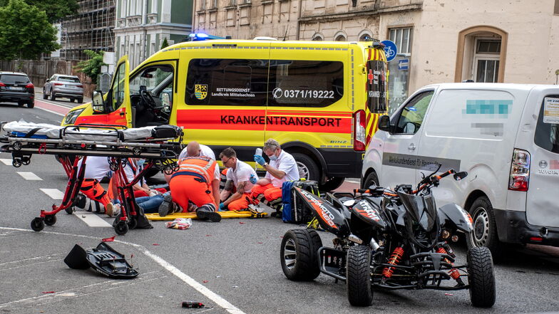 Der Rettungsdienst des Roten Kreuzes versorgte den verletzten Quadfahrer nach dem Zusammenstoß mit einem Transporter.